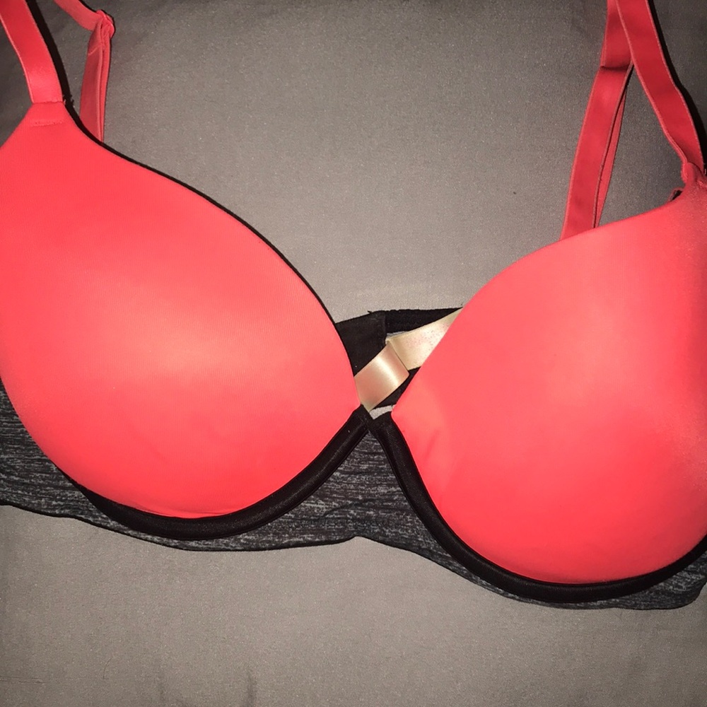 Victoria’s Secret 34D lightly lined